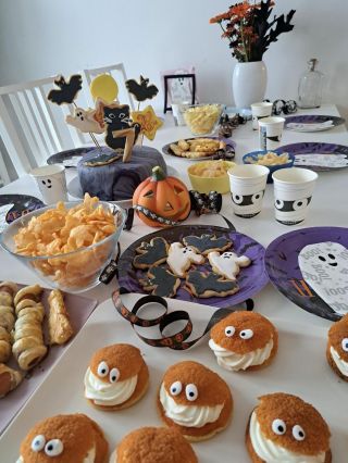 Halloweenská inspirace od naší šikovné zákaznice Katky! 👻🧁 Kdo říká, že choux musí být jen elegantní dezert? Stačí trocha...